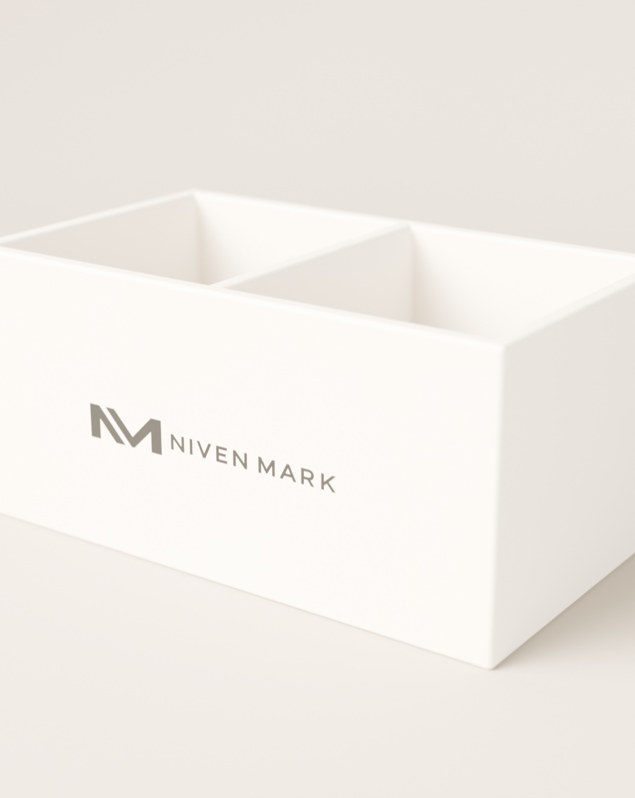 Logotipo Niven Mark impreso en negro sobre la cara de un organizador de escritorio de cartón rígido crema.